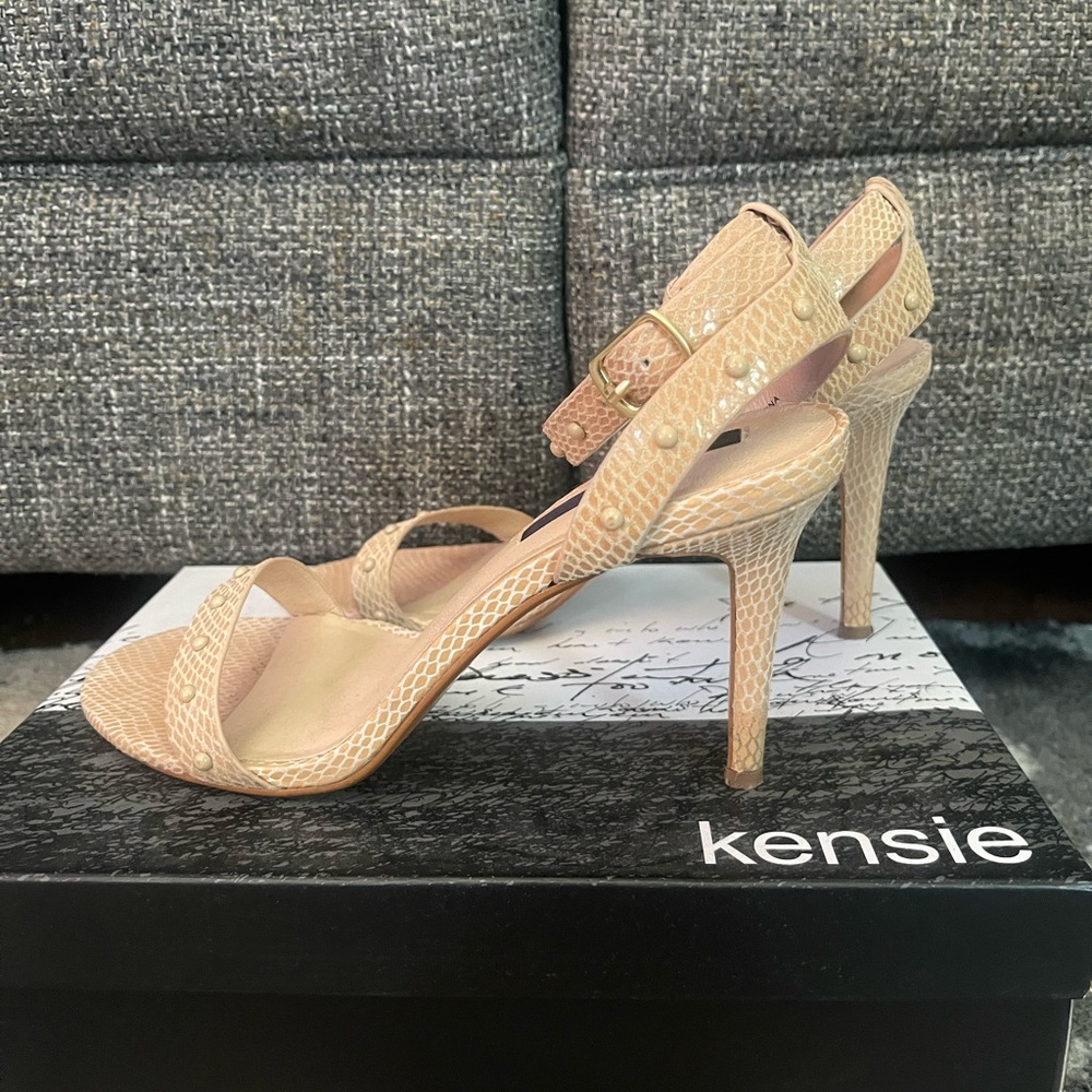 Kensie Women's Beige Textured Heels